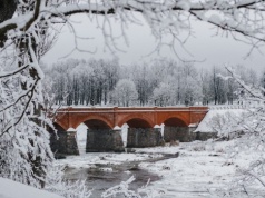 Zapomnij o zatłoczonej Wenecji. Tu znajdziesz kanały i najszersze wodospady w Europie