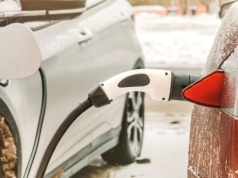 Stanęli w kolejce do ładowania. Zablokowali główną drogę