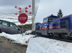 Chwile grozy na torach. Wjechał prosto pod pociąg