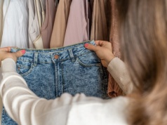 Chcesz wysmuklić i optycznie wydłużyć nogi? Ten fason spodni jest dla ciebie