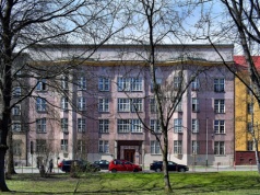 Krakowski budynek przyciąga wzrok. Wajda wybrał go na symboliczną scenę