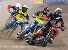 Żużel. Kontrowersyjny przepis zagraża polskiemu żużlowi? Znany dziennikarz nie kryje oburzenia!