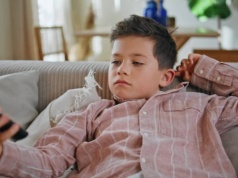 Nowy trend rodzicielski to znak naszych czasów. Rodzice płacą dzieciom za wstanie z kanapy