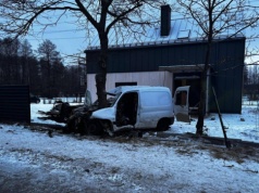 Kierujący wjechał w drzewo. Trzy osoby trafiły do szpitala