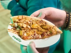 Największa pizzeria w Polsce? Zdziwisz się. Żabka sprzedała w rok 16,5 mln pizz