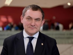 Dyplom czy szybka pensja? Uczelnie konkurują z rynkiem pracy