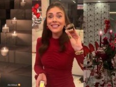 Klaudia Halejcio pochwaliła się babską kolacją walentynkową: suto zastawiony stół, dziesiątki serduszek i patelnia w prezencie (ZDJĘCIA)