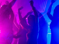 Najpierw wrzucali kobietom pigułki do drinków. Teraz przerzucili się na to. 