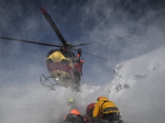 Tragedia w zimowym kurorcie. Jeździli poza trasą, porwała ich lawina