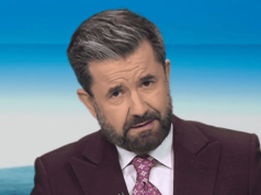 Była 19:00. Prowadzący 