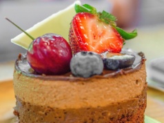 Czekoladowo-czekoladowy deser jak z najlepszej cukierni. Miękkie ciastko z puszystym musem - od Karoliny Stolarskiej-Bigos