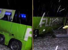 Poważny wypadek na A4. Autokar wypadł z drogi