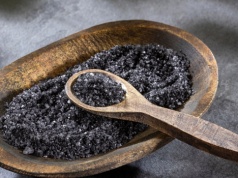 Czarna sól robi karierę w kuchni. Dietetycy zwracają uwagę na jeden szczegół
