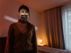 „Po co ci kolejna bluzka?" – tak zaczyna się przemoc finansowa w związku. Potem jest już tylko gorzej