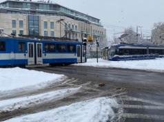 Zima wróciła do Krakowa. Śnieg padał niemal całą noc, są utrudnienia w komunikacji