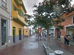 Kobieta ciężko ranna po uderzeniu przez spadającą część gzymsu