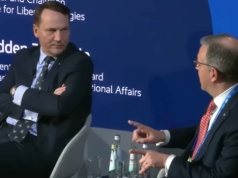 Seria ripost Sikorskiego podczas debaty w Monachium. Na sali rozległ się śmiech