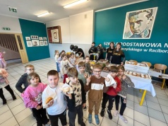 Pączek, który zmienia świat. Szkolna akcja pełna serca w Raciborzu