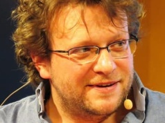 Pomerantsev: Fakty są znakomitą bronią. Ale to też oznacza, że bierzemy tę broń do ręki