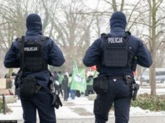 Policja czy wojsko? Porównaliśmy zarobki na start w służbach