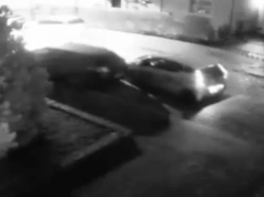 Roztrzaskał zaparkowany samochód i odjechał Toyotą Aygo dalej