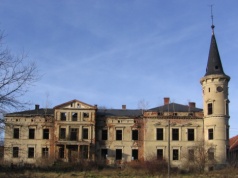 Ten pałac ma ponad 160 lat. Był dumą Dolnego Śląska. Dziś popada w ruinę