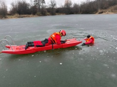 Strzegomscy strażacy ćwiczyli ratowanie życia na zamarzniętym zbiorniku w Rusku