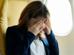 Dlaczego długi lot samolotem męczy organizm? Sposoby łagodzenia skutków
