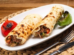 Lawasz z mięsem i twarożkiem. Najlepszy przepis na bliskowschodnie wrapy