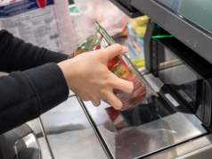 Ani szybciej, ani taniej. Klienci przy kasach samoobsługowych zostawiają więcej. Dlaczego?