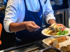 Szefowie kuchni ostrzegają: 5 pozycji z menu, których lepiej nie zamawiać w restauracji