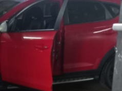 Kradzione auta w warsztacie pod Koninem. Trzy osoby z zarzutami