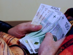 Pracowała przez 40 lat za minimalną krajową. Taką emeryturę dostanie, ta kwota to nie żart