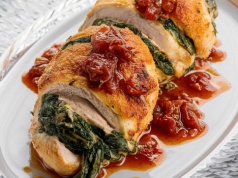 Ta soczysta roladka zawstydza dewolaja. Rodzina wcina i mlaszcze, aż miło