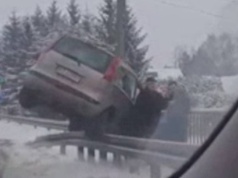 Wypadek na Podkarpaciu. Samochód zawisł na barierkach