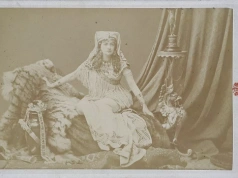 Nieślubne dziecko, romanse i ucieczka za ocean. Dla Polaków była narodową ikoną