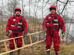 Strażacy z Podgórzyna ruszyli na ratunek uwięzionemu łabędziowi
