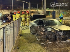 Poważne zderzenie na Rondzie Żaba. Ścięte dwa sygnalizatory i barierki