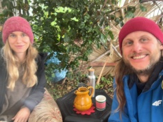 Kasia zamieszkała z rodziną w komunie w Hiszpanii. "Meble wyszukaliśmy na śmietnikach"