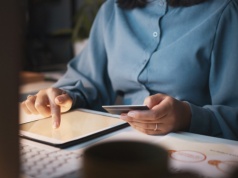 Przesadziłam z wydatkami i musiałam podjąć 30-dniowe wyzwanie oszczędzania. To była cenna nauka o moich nawykach