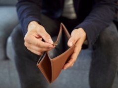 ZUS wypłaci pełnoletnim Polakom 500 zł miesięcznie do końca życia. Dwa ważne warunki