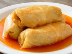 Ryż do gołąbków gotuje się inaczej niż do obiadu. Jeśli popełnisz błąd, farsz będzie niesmaczną breją