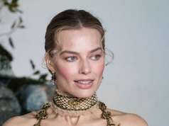 Najpierw Kim Kardashian, teraz Margot Robbie. Wraca trend z lat 2000