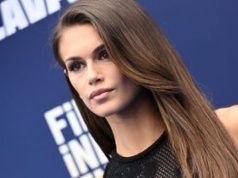 Kaia Gerber w koronce. Wybrała hipnotyzującą czerń