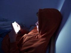 Pułapka dwóch godzin dziennie. Im więcej mediów społecznościowych, tym większa samotność?