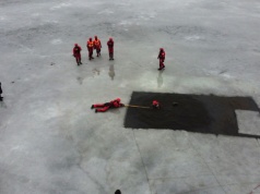 Pokazy ratownictwa na lodzie w Domaniowie. Efektowne zdjęcia z drona