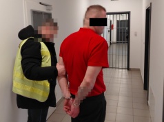 Pościg policyjny zakończony w Woli Klasztornej. Zatrzymano 31-latka podejrzewanego o kradzież kasy fiskalnej