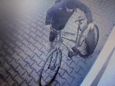 Zuchwała kradzież w restauracji! Policja publikuje wizerunek sprawcy