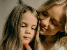 Relacja matka-córka może boleć. Każdy krok przypomina kobiecie, co straciła z własnej młodości