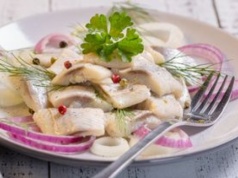 Śledzie na Środę Popielcową moczę w tym płynie. Są jędrne, miękkie i zyskują na smaku bez wielu dodatków